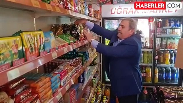 Hayırsever, bakkalın veresiye defterindeki borçları ödedi