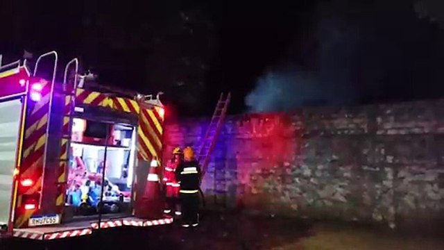 Bombeiros combatem incêndio em entulhos em terreno na Erechim