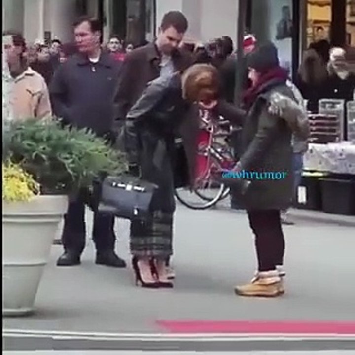 جينيفر لوبيز تبصق علكة في يد مساعدتها