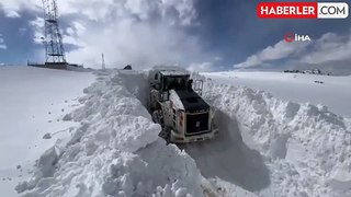 Yüksekova'da karla mücadele çalışması devam ediyor