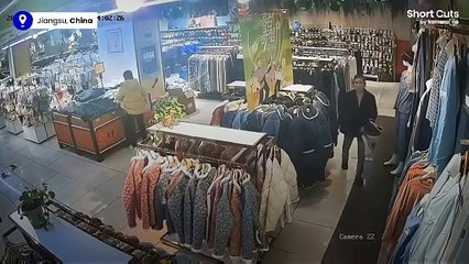 Un'enorme voragine nel pavimento di un negozio di vestiti