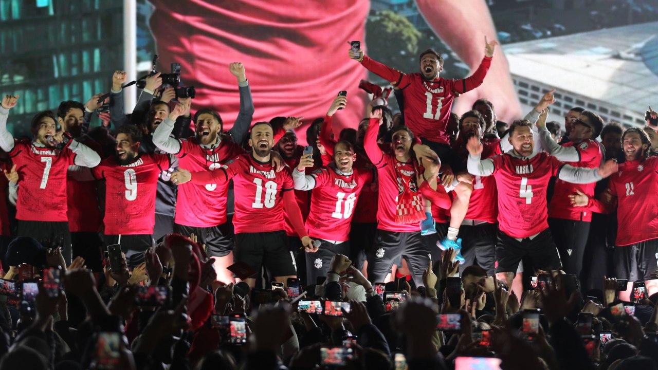 Platzsturm, Party-Alarm, Autokorso: In Tiflis brechen alle Dämme