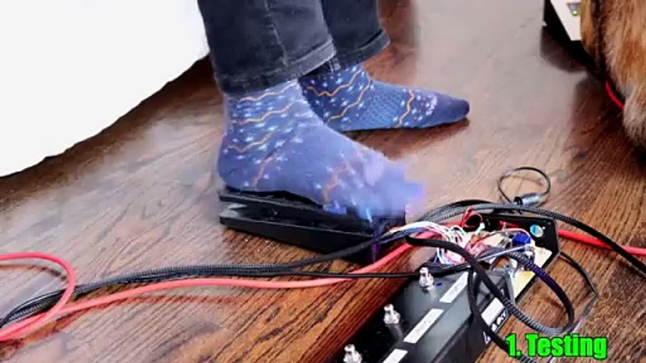 Une guitare à manche rotatif