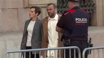 Dani Alves comparece por primera vez para certificar que no ha huido y recibe abucheos