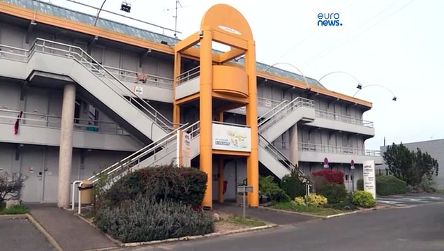 Мигрантов из Парижа перевозят в другие города. Власти говорят, что это не связано с Олимпиадой