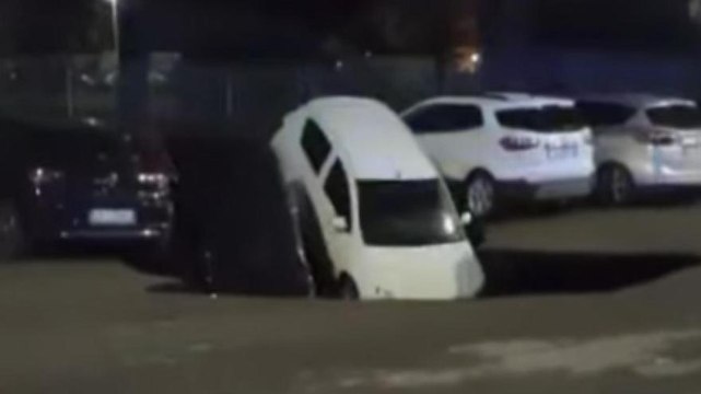 Voragine a Roma, il momento in cui le auto sprofondano nel vuoto