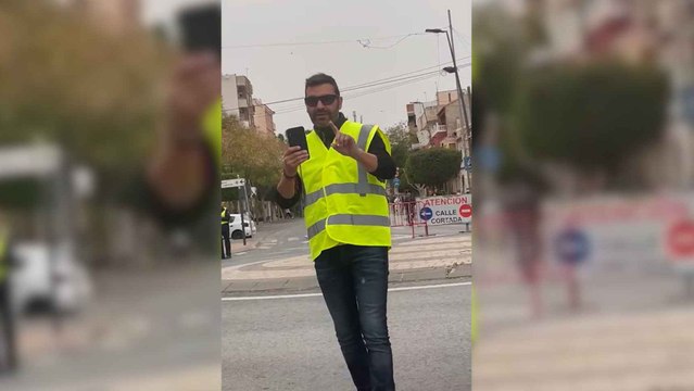 El concejal de Seguridad Ciudadana de Las Torres de Cotillas regula el tráfico para garantizar el paso de las procesiones