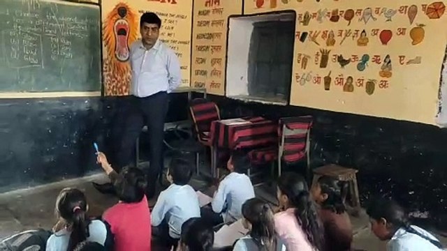 कलक्टर ने विद्यार्थियों को पढ़ाया अंग्रेजी का पाठ