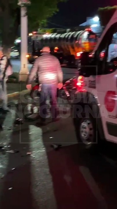 #Preliminar Tras ser impactados por una camioneta en el cruce de las avenidas Río Nilo y Mercedes Celis, dos motociclistas terminaron en una sala de urgencias #GuardiaNocturna