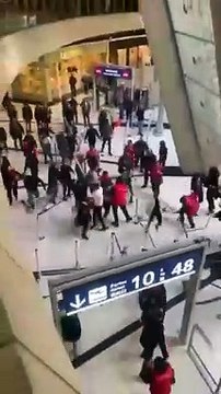 Un grupo de inmigrantes hacen una brutal golpiza en un aeropuerto para evitar la deportación de uno de ellos