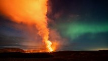 Las auroras boreales y la erupción de un volcán dejan esta escena única en Islandia