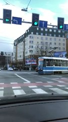 Kierowcy mają zielone, a tramwaj jeszcze nie wjechał na skrzyżowanie 🚦