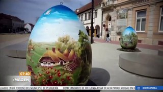 Huevos gigantes se exhiben en calles de Croacia