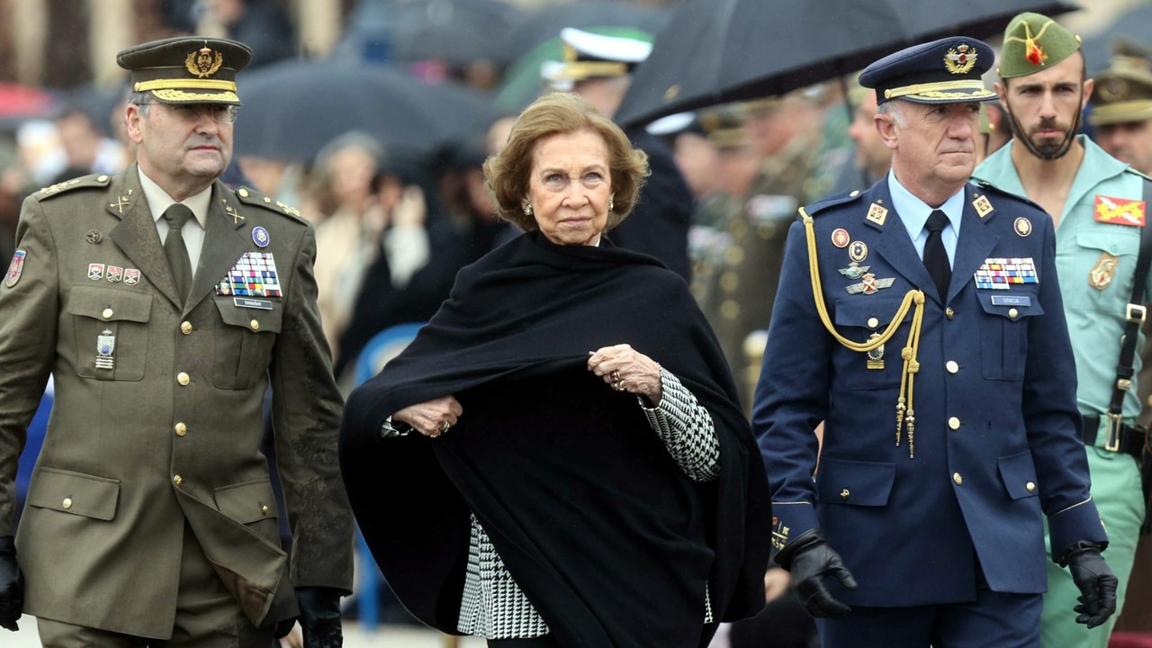 La reina Sofía asiste al traslado del Cristo de la Buena Muerte en Málaga