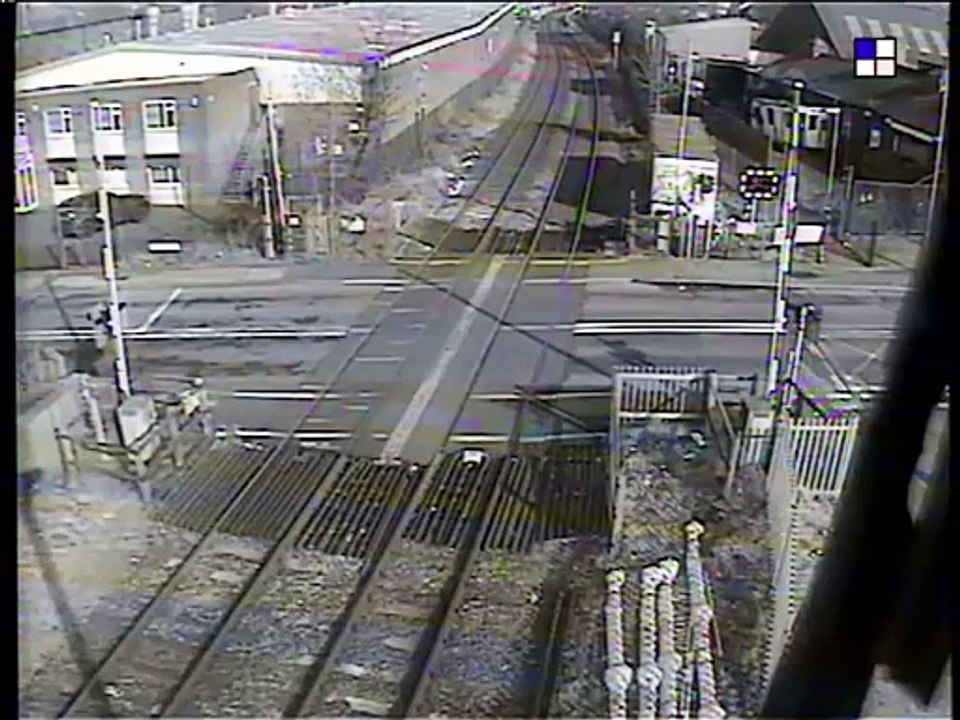 Reckless driver speeds across train tracks - video Dailymotion