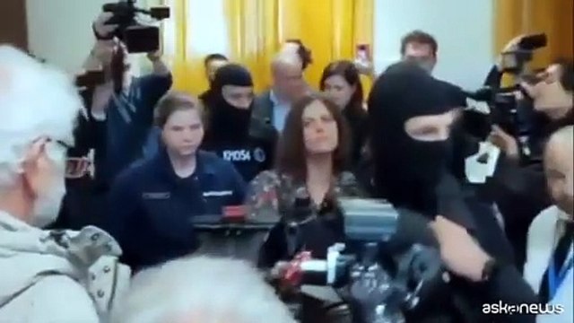 Budapest, negati i domiciliari per Ilaria Salis: l'attivista in aula ancora in catene