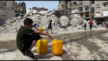 I palestinesi in fila a Rafah per l'acqua potabile