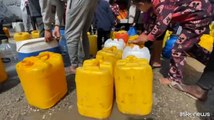 I palestinesi in fila a Rafah per l'acqua potabile