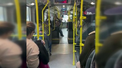 Metrobüsteki sıra kavgası kamerada! Vatandaşlar ayırdı