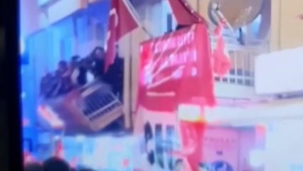 CHP Tavas ilçe binası balkonunun çökme anı kamerada
