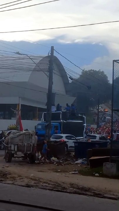 Veja o momento em que micro-ônibus atinge fiéis em procissão em Jaboatão, no Grande Recife