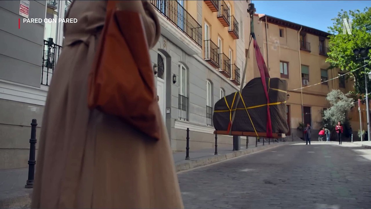 Tráiler de la película "Pared con pared", protagonizada por la cantante Aitana. Estreno el 12 de abril en Netflix.