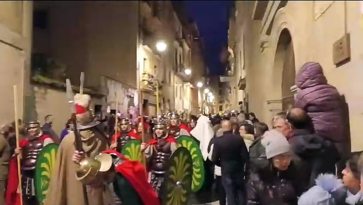 El himno de España resuena en Pamplona en el inicio de la procesión de Jueves Santo