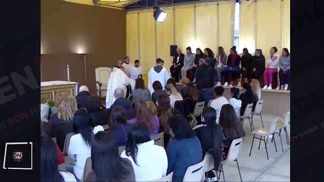 Papa Franciscus kadın mahkumların ayağını yıkayıp öptü