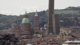 برجان مائلان على شفا الانهيار في بولونيا الإيطالية