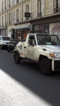 Il soulève l'auto à la force des bras