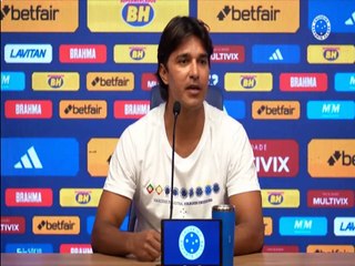 Martins llora al recordar a su padre durante su presentación en el Cruzeiro.