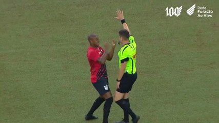 Fernandinho, reazione assurda verso l'arbitro
