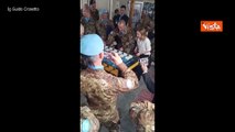 Meloni in Libano gioca a biliardino con i militari italiani