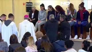 البابا فرنسيس يغسل ويقبل أقدام 12 سجينة في طقس 
