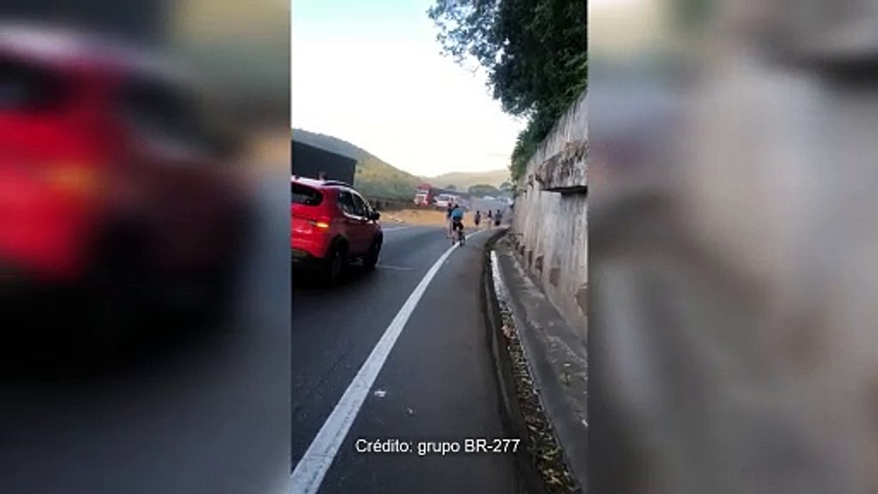 Caminhão tomba, e motoristas enfrentam 'noite de caos' na BR-277 nesta quinta-feira