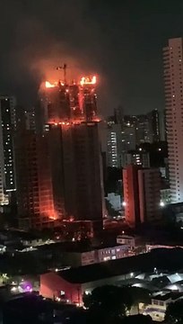 Recife: incêndio de grandes proporções atinge prédio