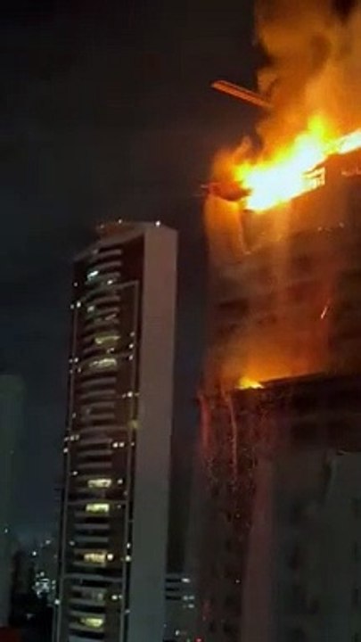 Vídeo mostra prédio pegando fogo no Recife