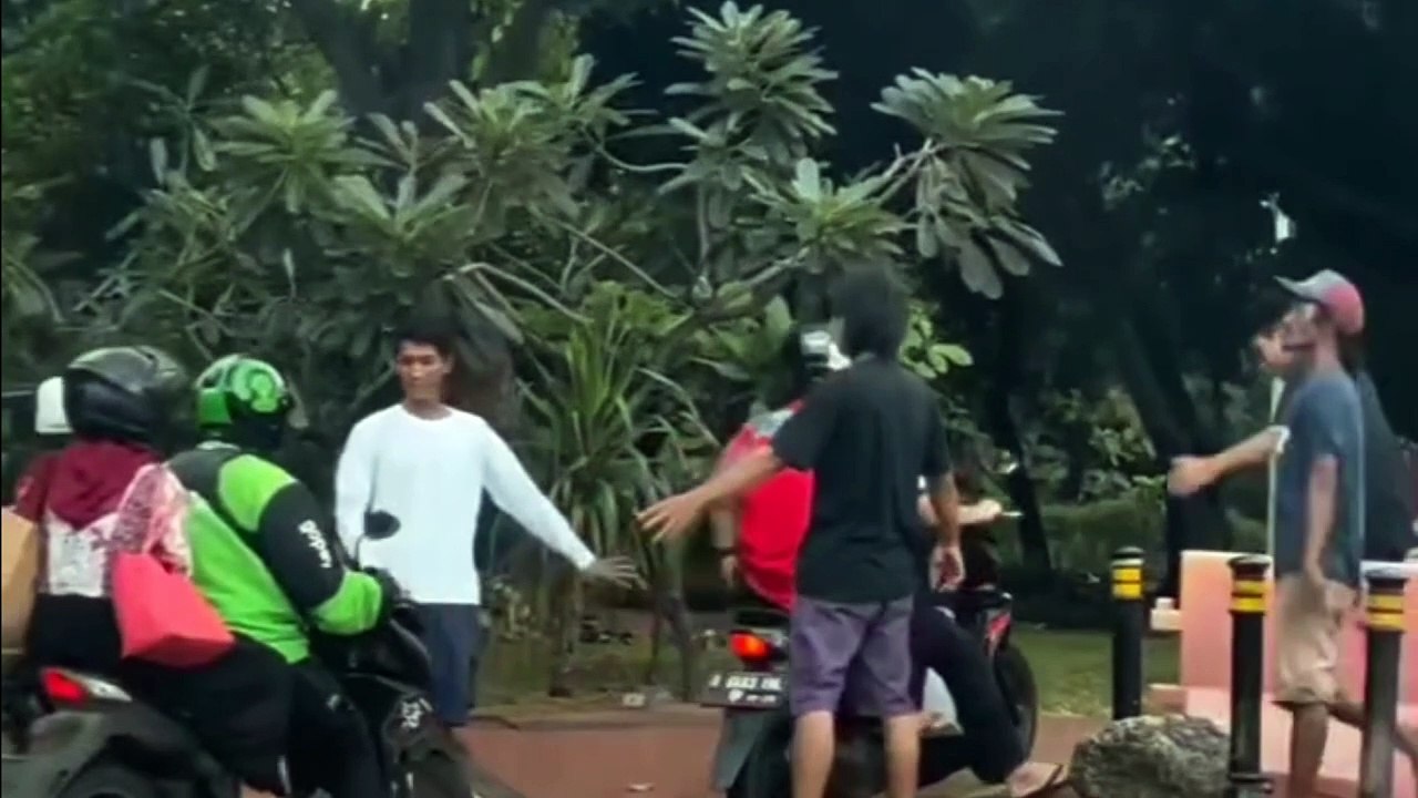 Video viral dugaan aksi pungl sekelompok pemuda di trotoar dekat Gedung DPR Senayan Jakarta Pusat
