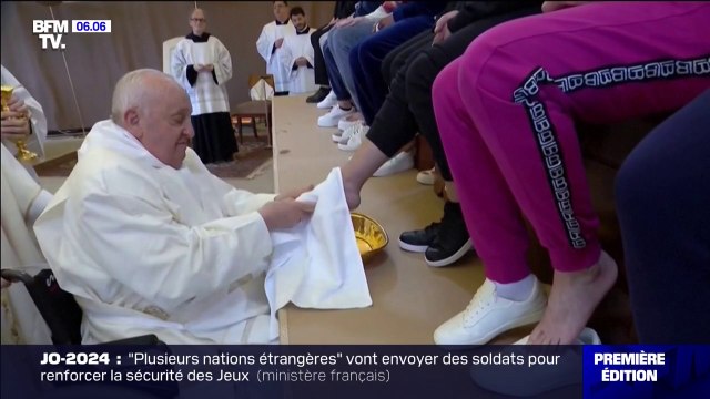 Jeudi saint: le pape lave les pieds de 12 femmes dans une prison de Rome