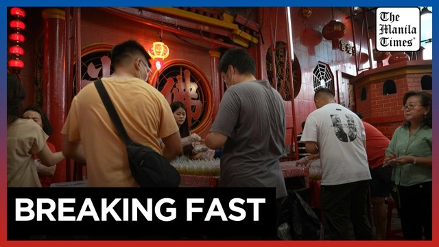 Indonesian Muslims visit Buddhist temple for Ramadan