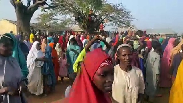 Los 137 alumnos secuestrados en una escuela en Nigeria regresaron con sus familias