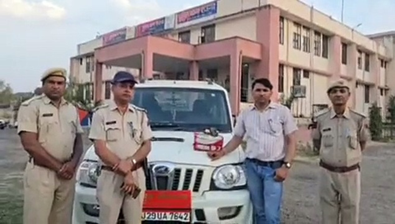 नाकाबंदी के दौरान गाड़ी से 16 लाख से अधिक की रा...