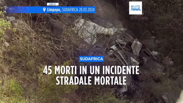 Sudafrica: autobus di pellegrini precipita in un burrone e si incendia, 45 morti
