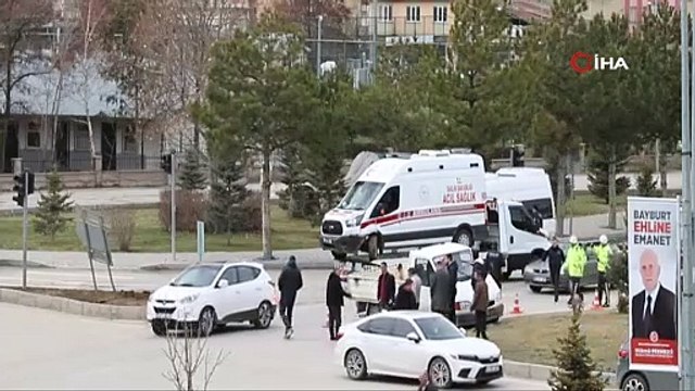 Kamyonete çarpmamak için manevra yapan ambulans kaldırıma çarptı: 2 yaralı