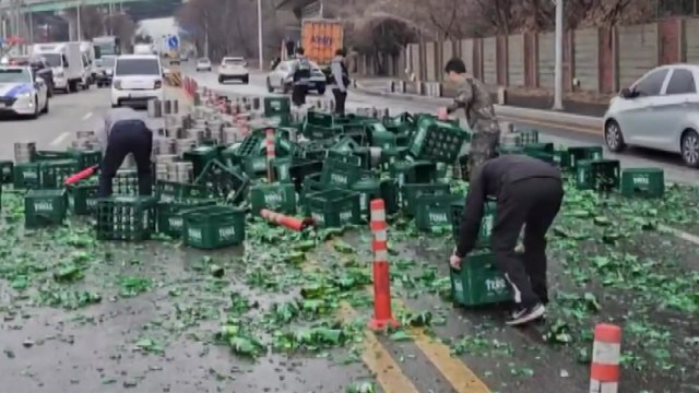 도로에 쏟아진 맥주병...경찰 도와 발 벗고 나선 장병들 [앵커리포트] / YTN