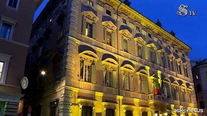 Facciata del Senato illuminata di giallo per giornata endometriosi