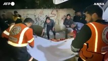 Gaza, i drammatici soccorsi dopo gli attacchi della notte su Rafah