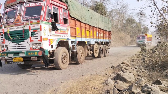 हाइवे किनारे पत्थर व निर्माण सामग्री से सड़क हादसों का खतरा, आए दिन हो रहीं दुर्घटनाएं