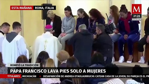 Papa Francisco lava pies de prisioneras en Jueves Santo, pese a su silla de ruedas