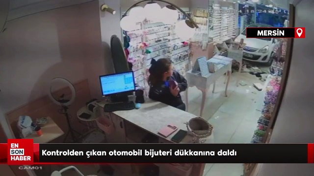 Mersin'de kontrolden çıkan otomobil bijuteri dükkanına daldı